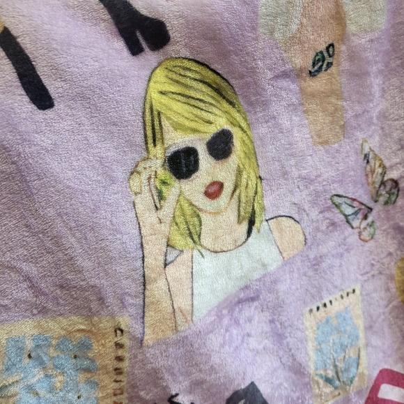 Taylor Swift Swiftie Red 1989 Eras Fearless Plush Throw Blanket - Picture 3 of 7
